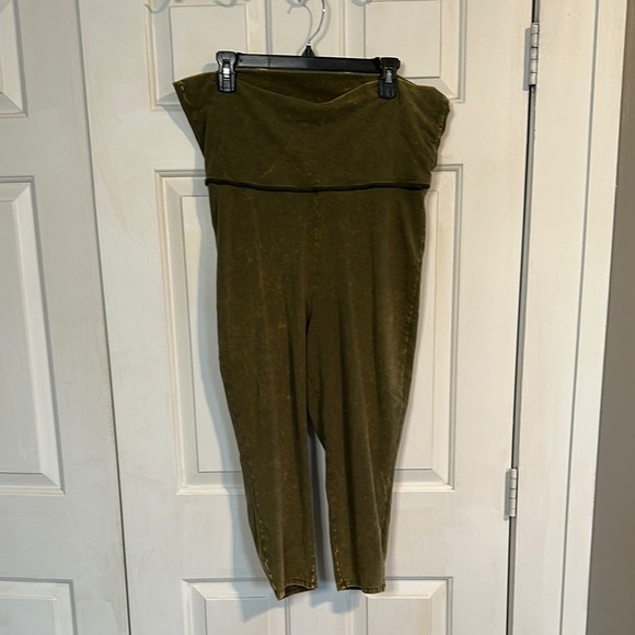 Torrid Size 2 Green Capri Leggings - Picture 1 of 4